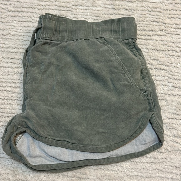 Shorts - Picture 2 of 4